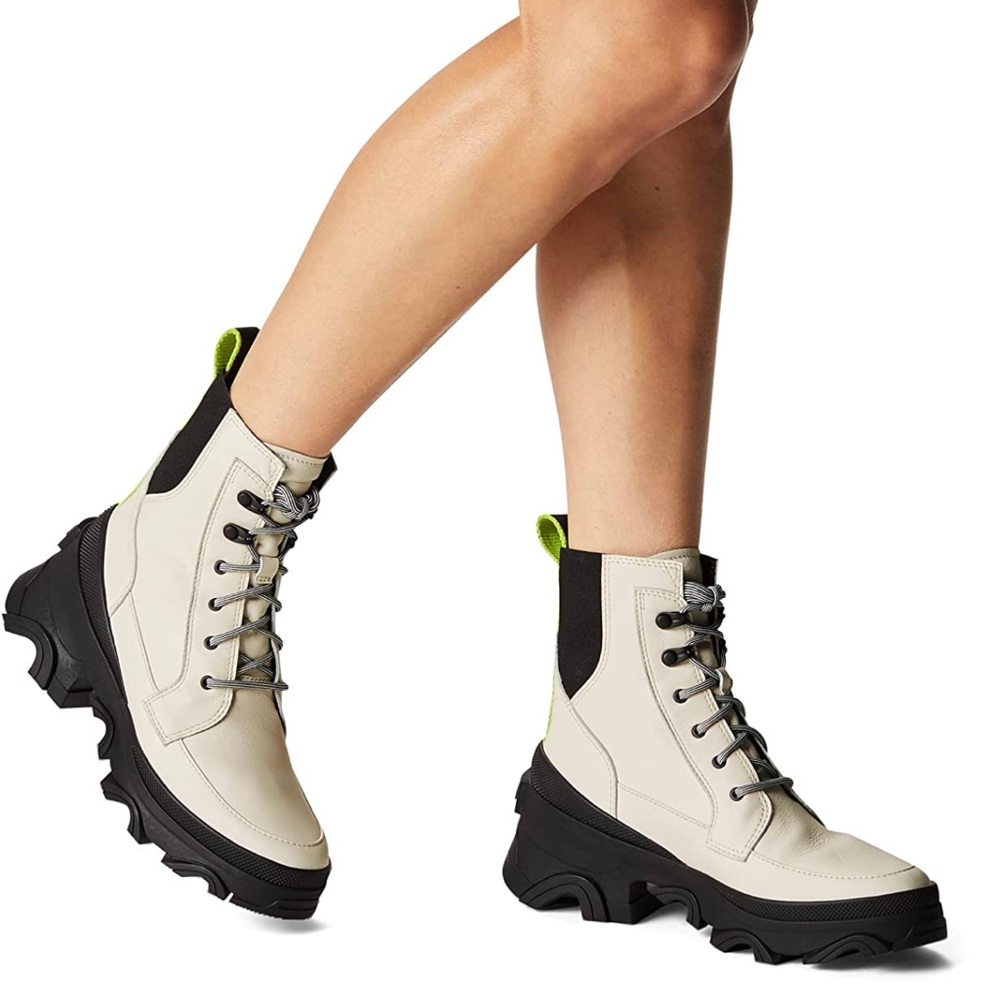 Sorel Brex Lug Sole Boot Lace. Size 6.5. White white black sole.